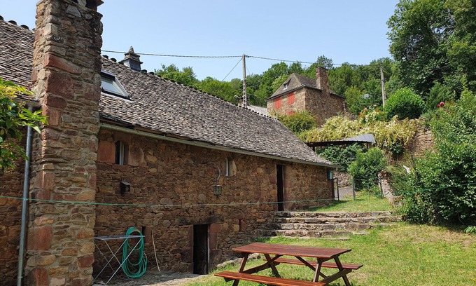 Saint-Laurent-d'Olt House | Scenic Barn Retreat: Explore and Relax in Aveyron