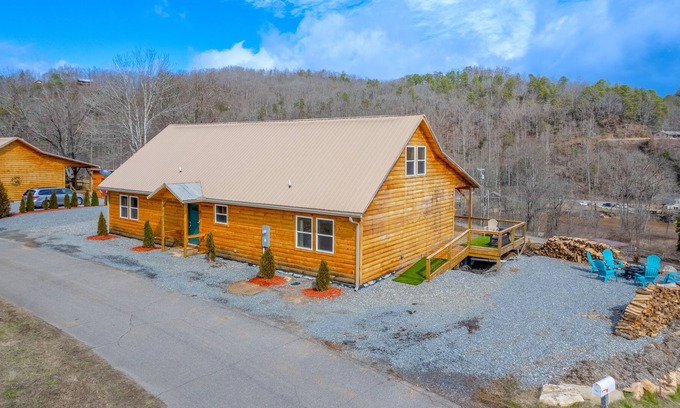 Whittier Cabin | Scenic cabin with great deck, firepit, pool table, & W/D - near Smoky Mtn NP