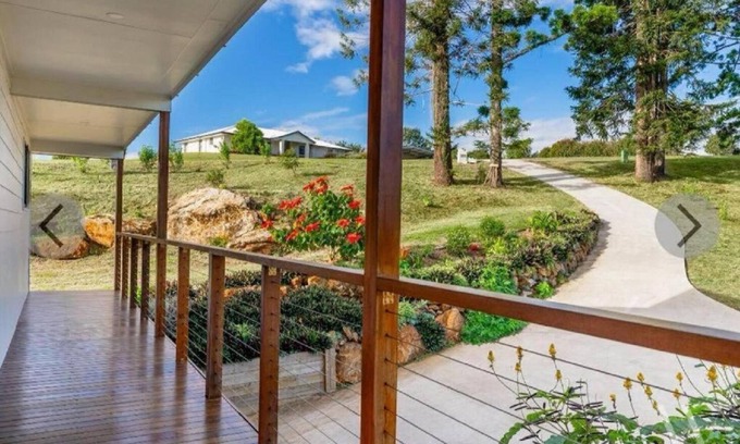 Chatsworth House | Scenic Country view Retreat near Gympien