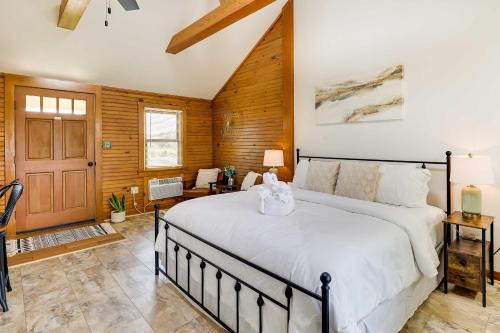 Eureka Springs Apartment | Scenic Eureka Springs Cabin Rental with Balcony!
