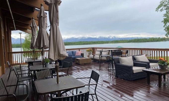 Wasilla Hotel | Scenic Lake Views Await at This Cozy Wasilla Retreat!