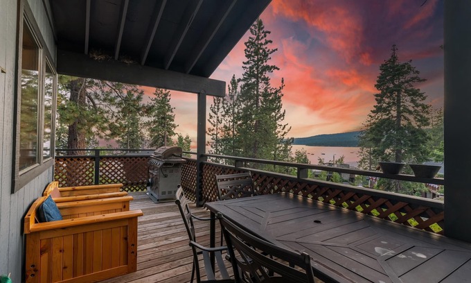 Tahoe Vista House | Scenic Lake Views: Snow & Beach Adventures Nearby!