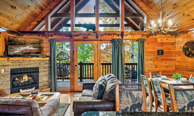 Gatlinburg Cabin | Scenic Mountain| King Ensuite| Hot Tub| 3mi Dwtn