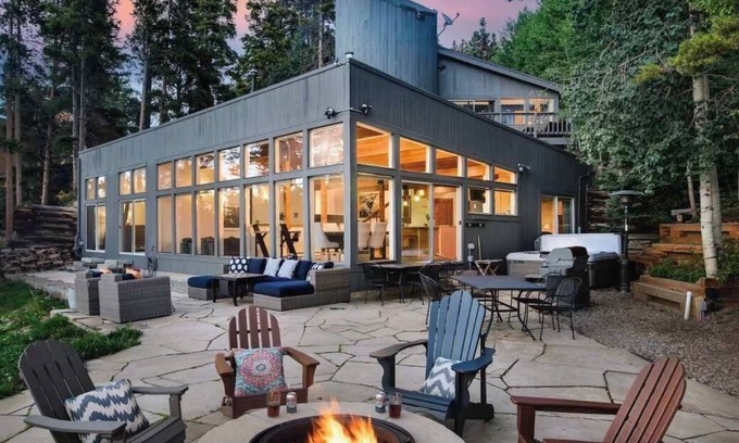 Forest Hills House | Scenic Mountain Retreat in Breckenridge – Elegant & Cozy