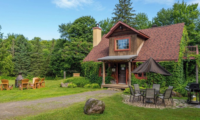 Mauricie House | Scenic Riverside Chalet Retreat w/Fireplace, Forest Views & Outdoor Activities