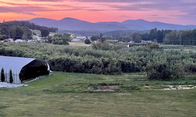 Hendersonville Apartment | Scenic Serenity in the heart of Apple Country