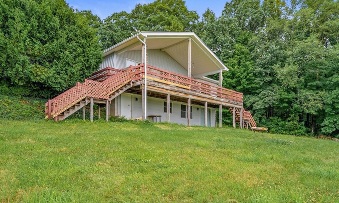 Naples House | Scenic Views | Pet Friendly | Newly Renovated | Pond