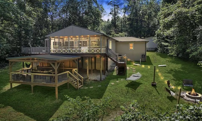 Lindseyville House | Scenic waterfront & lake view home w/LARGE hot tub!