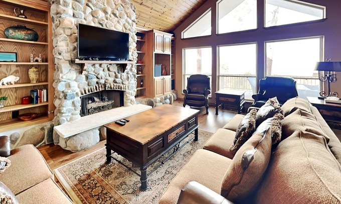 Alto House | Scenic Wine Down | Luxe Mountain Retreat + Views & Hot Tub!