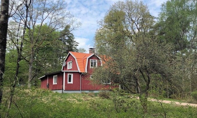 Knared House | Schönes Ferienhaus Resthof Idylle im Wald auf Großem Grundstück