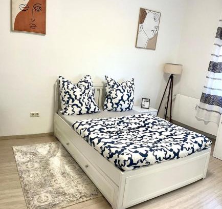 Ludwigshafen-Friesenheim Apartment | Schönes Zimmer in einer 3er WG-Wohnung geeignet für einen Mann