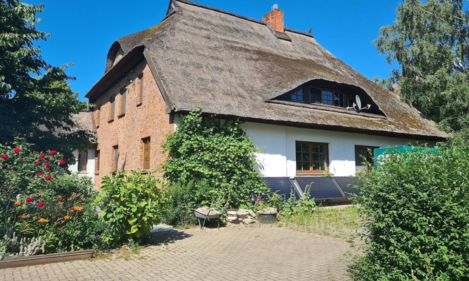 Hof Redentin Apartment | Schoene Wohnung im reetgedachten Bauernhaus