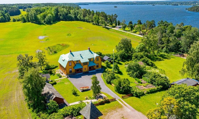 Animskog Apartment | School on the lake: 215m² - 5 bedrooms. - 2 bathrooms
