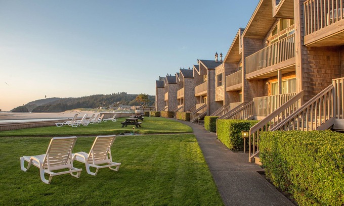 Downtown Cannon Beach Hotel | Schooner's Cove Inn
