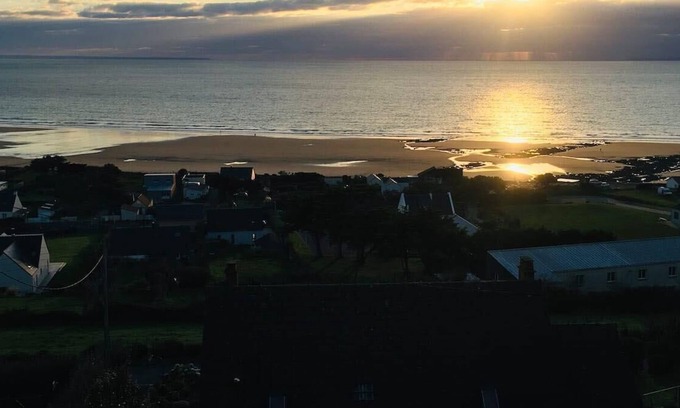 Les Pieux House | Sciotot bay home. 150m from beach - Stunning ocean view!