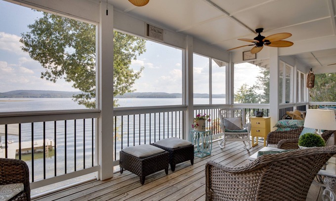 Groveoak Cottage | Scottsboro Vacation Rental on Guntersville Lake!