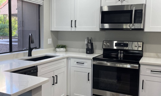 Pueblo Blanco Condo | Scottsdale Beauty. Newly reno 1Bed/1Bath in great walkable area.