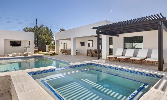 Rancho Saguaro Villa | Scottsdale Luxury Resort Heated Pool & Spa Putting Green Cabana +Outdoor Kitchen