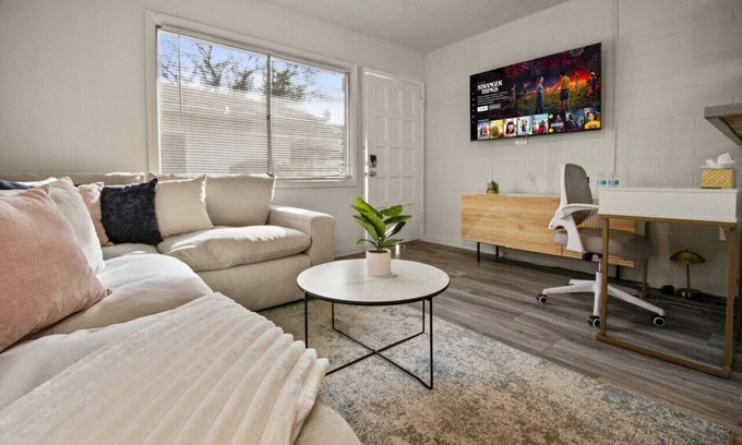 Peaceful Valley Apartment | Scottsdale Luxury Studio- Free Parking - Luxe Bed