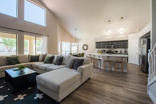 Tatum Horizons House | Scottsdale Paradise Poolside with Hot Tub & Gym
