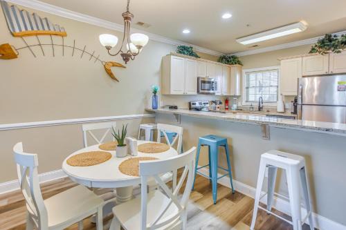 Central Myrtle Beach Apartment | Screened-In Patio Myrtle Beach Golf Condo