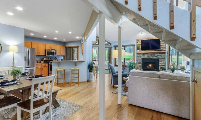 Fontana Condo | Screened-in Porch on 10th Fairway at Abbey Springs |Pools |Tennis/Racquetball |Clubhouse |Restaurant