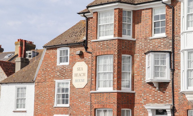 Eastbourne City Centre Cottage | SEA BEACH COTTAGE, pet friendly, with a garden in Eastbourne