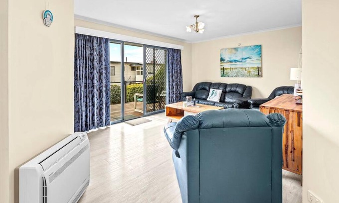 Bicheno Apartment | Sea Breeze Cottage - Convenient!