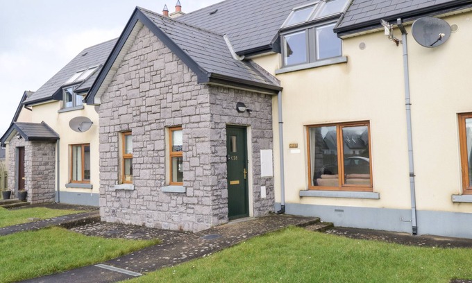 Enniscrone Cottage | SEA BREEZE HOLIDAY HOME, family friendly in Enniscrone, County Sligo