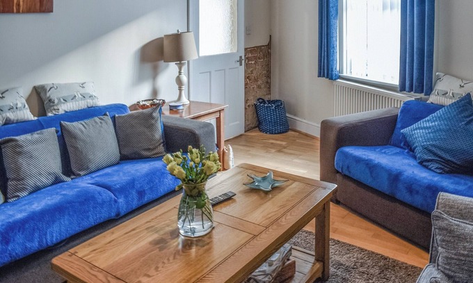 Great Yarmouth Cottage | Sea Breeze is a delightful large family house a short stroll to the beach.