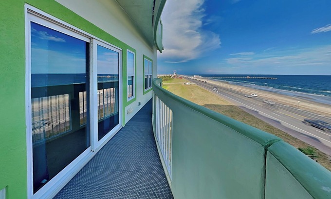 Galveston Condo | Sea Breeze | Oceanfront, Pool + Hottub