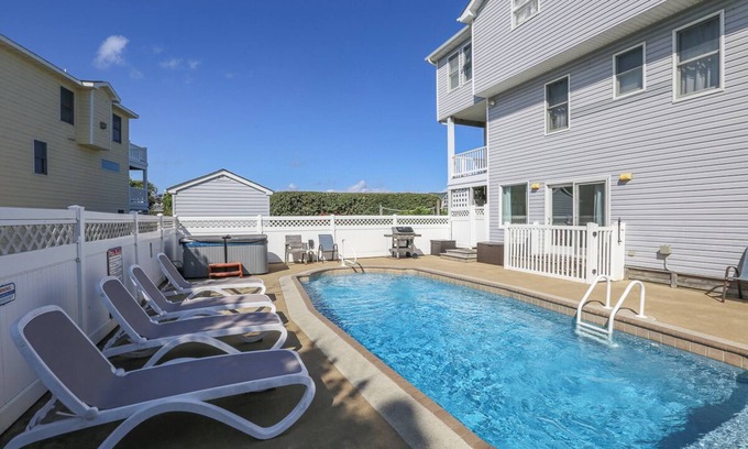 Carolina Dunes House | Sea Breezes - Fun is just around the corner with this wonderful OBX home!