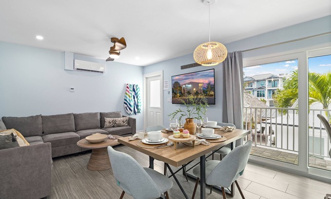 Siesta Key Village House | Sea Coast | Pet Friendly, Located in Siesta Key Village, Steps to Siesta Key Beach!