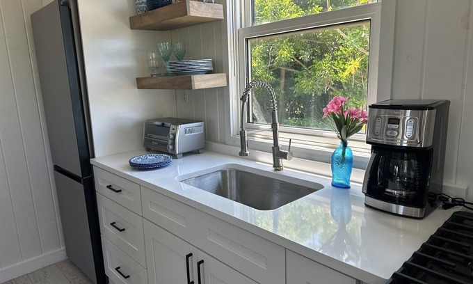 Green Turtle Cay House | Sea cottage 2/1 in white sound on GTC Abaco Bahamas full kitchen, AC & WiFi