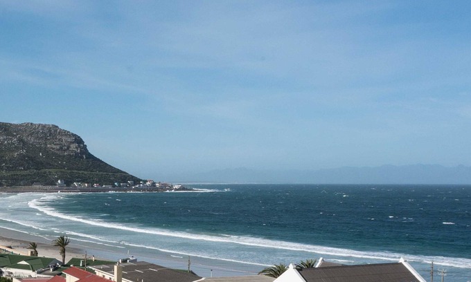 Fish Hoek Apartment | Sea Cottage - Quarterdeck - Spectacular sea views - close to beach, restaurants.