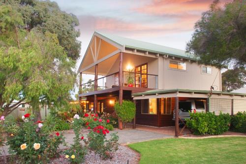 Dunsborough House | Sea Esta - town & beach on your doorstep