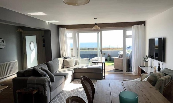 Peacehaven House | Sea Facing 2BD Terraced Home - Peacehaven