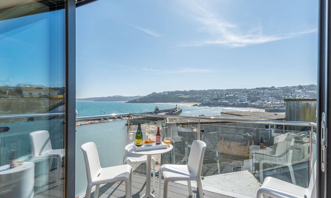 St Ives Cottage | Sea Fever spectacular sea views, private sunny balcony, Free WiFi