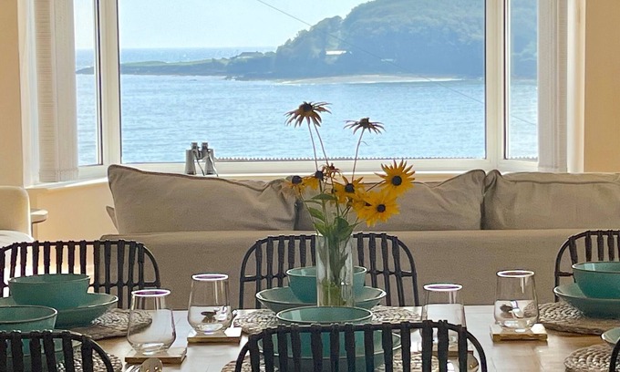 West Looe House | Sea front house.Stunning views, Dog friendly, 100m to beach, Hot Tub.EV Charger