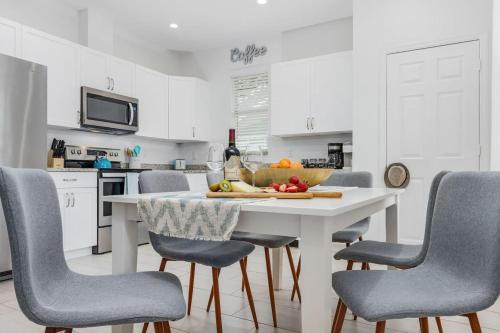 Naples Park House | Sea Gem Retreat. Beach.Wine.Dine.Relax.Repeat