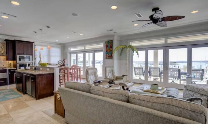 South Harbor Island House | Sea Glass - Waterfront WB with a 24' Boat slip