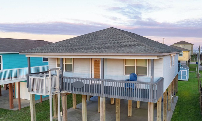 Surfside Beach House | Sea La Vie 3BR/2B Sleeps 9