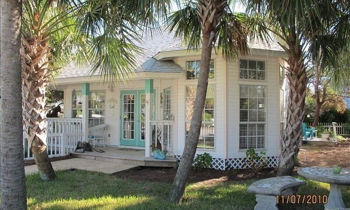 Clipper Cove House | Sea La Vie Cottage: Charming and Convenient Home
