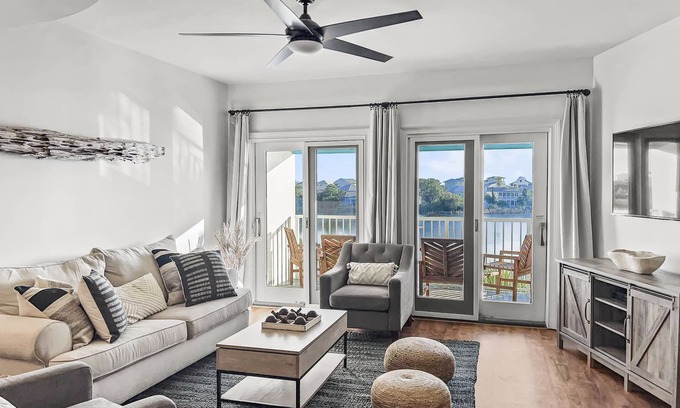 Sunnyside Condo | "Sea La Vie" | Gulf & Lakefront Views | Community Heated Pool | Tennis, Pickleball, Basketball