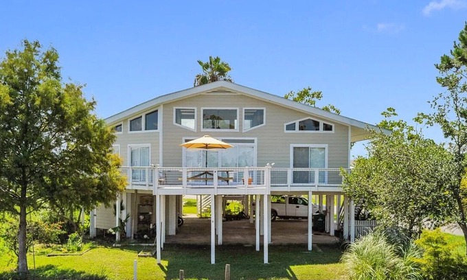 Shoreline Park House | Sea Level BSL 3BR 3BA Waterfront