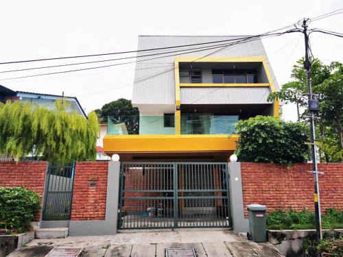 Tanjung Bungah House | Sea Lion by the beach