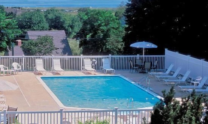 Gloucester Hotel | Sea Lion Motel and Cottages