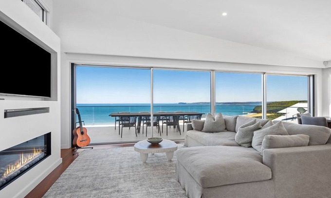 Killcare Heights House | Sea Mist by HolidayCo.