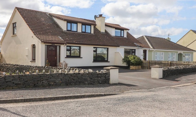Lahinch Cottage | SEA PARK COTTAGE, pet friendly in Lahinch, County Clare