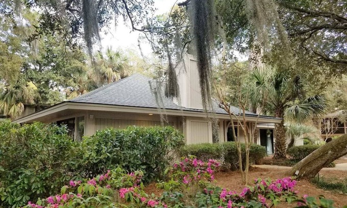 Oceanside House | Sea Pines Cottage 2 min walk to Beach! 5th Row. Pool, Hot Tub, Kids Room!